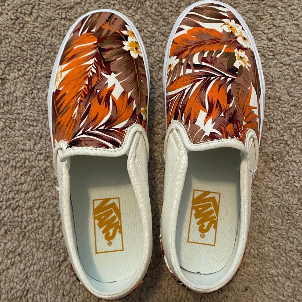 Tropical print platform slip on Vans